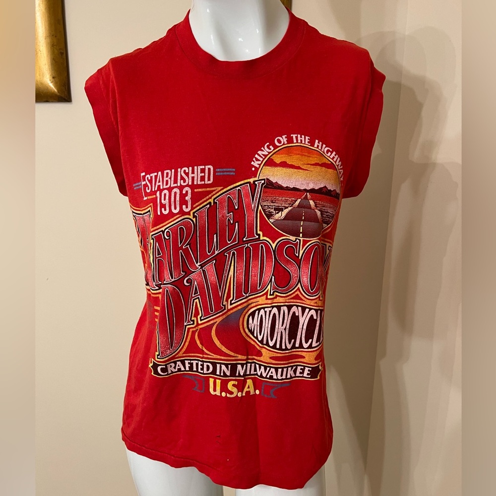 Vintage Harley Davidson sleeveless muscle t. Size medium. Red.